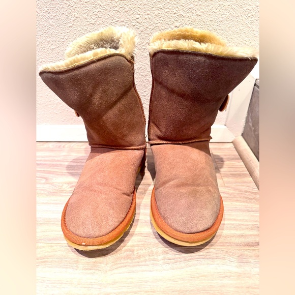 UGG 5803 Bailey Button II Sheepskin Boots Chestnut Brown Womens Sz 9 - Picture 1 of 10